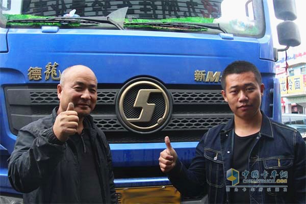 王曉志與司機(jī)為陜汽康明斯M3000點贊