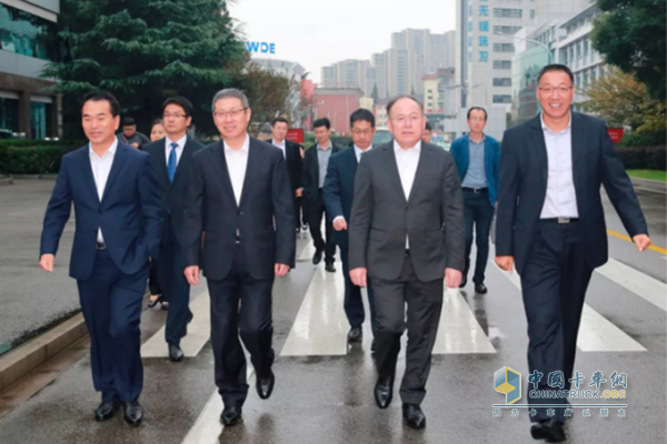 一汽集團公司總經(jīng)理、黨委副書記奚國華來發(fā)動機事業(yè)部調(diào)研