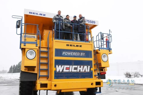 濰柴博杜安12M33發(fā)動(dòng)機(jī)動(dòng)力強(qiáng)勁，驅(qū)動(dòng)90噸大型礦卡緩緩前進(jìn)