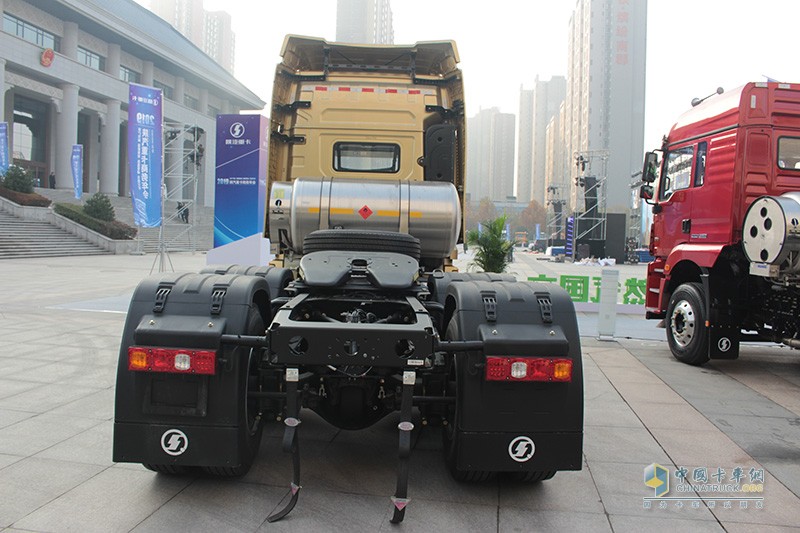 陜汽重卡 德龍X3000 460馬力 6X4 LNG 國(guó)六牽引車(chē)