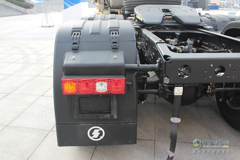 陜汽重卡 德龍X3000 460馬力 6X4 LNG 國(guó)六牽引車(chē)