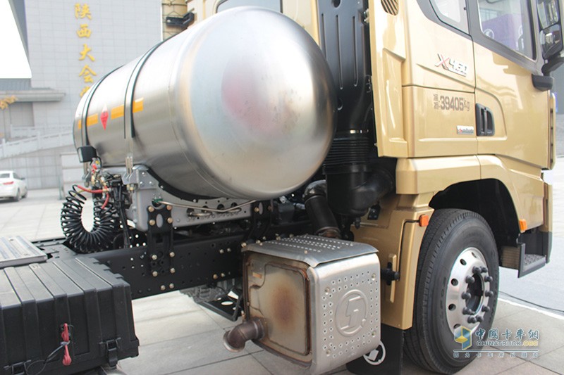 陜汽重卡 德龍X3000 460馬力 6X4 LNG 國(guó)六牽引車(chē)