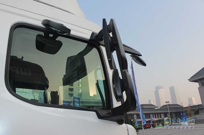 陜汽重卡 德龍L6000 4×2 215馬力 國五載貨車