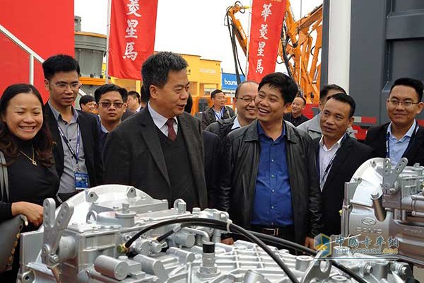 華菱董事長(zhǎng)同海外客戶(hù)共同參觀華菱國(guó)六發(fā)動(dòng)機(jī)