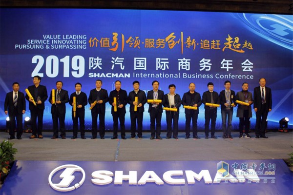 為12家優(yōu)秀中資企業(yè)客戶頒發(fā)“合作共贏獎(jiǎng)”、贈(zèng)送“一帶一路”紀(jì)念獎(jiǎng)品