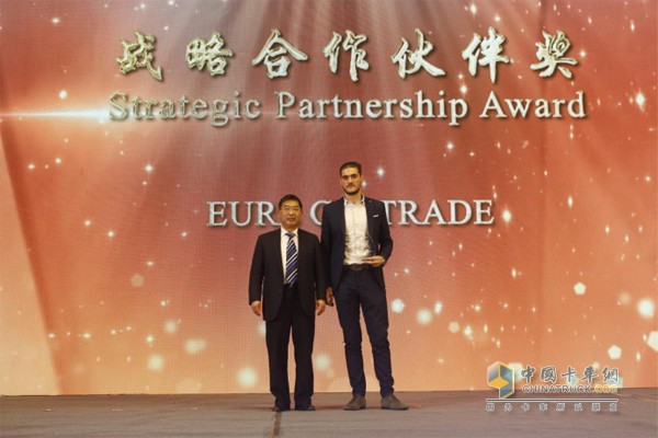 　陜汽控股黨委書記、董事長袁宏明先生為EURL GM TRADE代表頒獎(jiǎng)