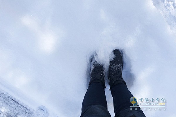 ?大雪，積雪厚度已沒過腳踝