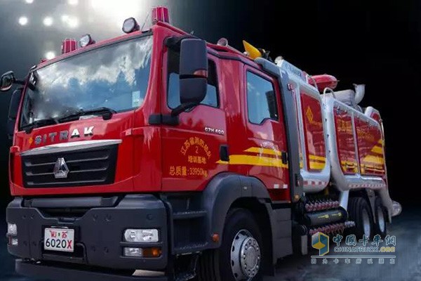 選用SITRAK-C7H特種作業(yè)車專用底盤(pán)的消防車