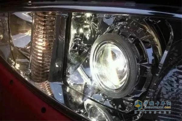開(kāi)啟應(yīng)急車(chē)燈