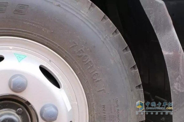 卡車車胎清理