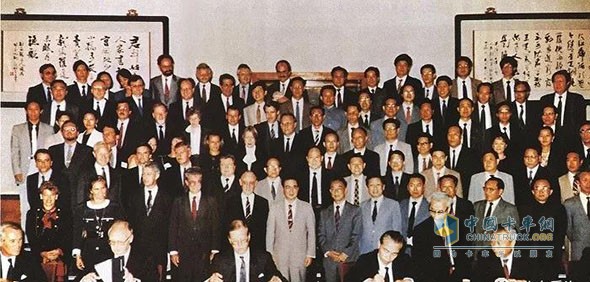 1988年9月27日，“引進(jìn)德國奔馳重型汽車技術(shù)改造項(xiàng)目”簽字儀式在人民大會(huì)堂舉行