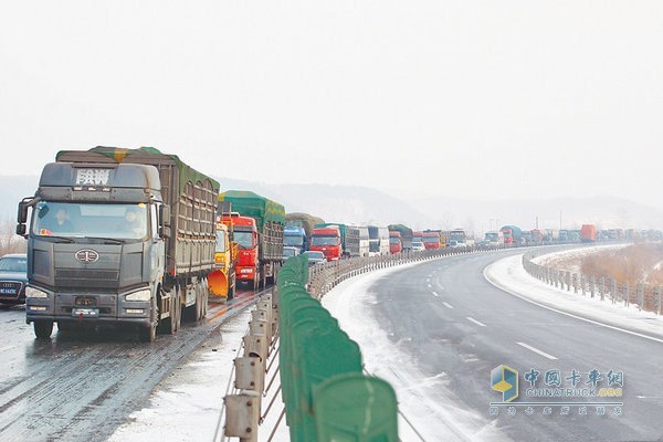 冬季雪天行車以怠速原地熱車