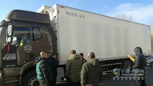吉林四平卡車(chē)用戶(hù)參觀一汽解放2018款J6P 8x4冷藏車(chē)