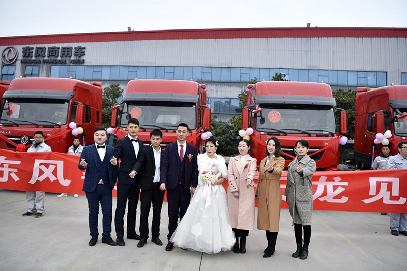 東風(fēng)天龍KL竟成媒人 十臺(tái)婚車為幸福續(xù)航