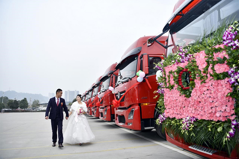 東風(fēng)天龍KL竟成媒人 十臺(tái)婚車為幸福續(xù)航