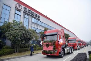 東風(fēng)天龍KL竟成媒人 十臺(tái)婚車為幸福續(xù)航