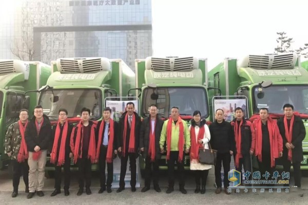 陜汽集團與陜西速必達(dá)冷鏈物流有限公司領(lǐng)導(dǎo)合影