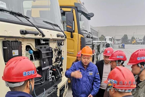 在徐工自卸車平臺代表的帶領(lǐng)下參觀廠區(qū)，深入了解產(chǎn)品性能