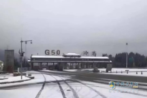 雪天收費(fèi)站行駛技巧