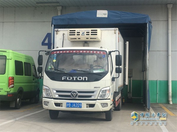 東琛物流正在作業(yè)的福田奧鈴車(chē)