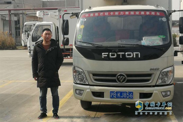 東琛物流負(fù)責(zé)管理車(chē)輛的范家強(qiáng)先生與福田奧鈴TX