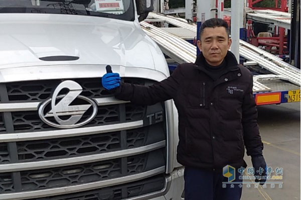 乘龍T5轎運車征服老司機(jī)點贊