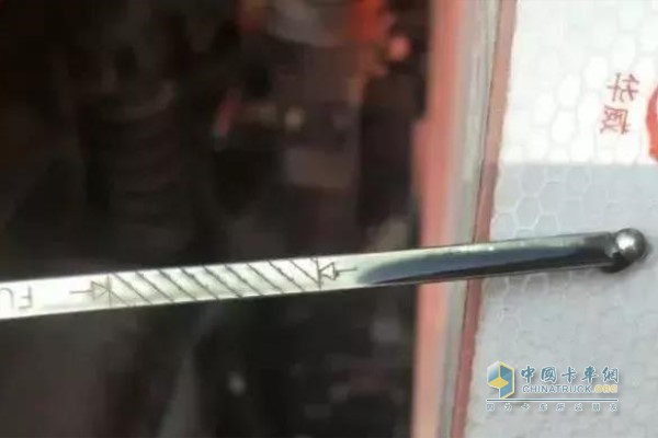 機(jī)油痕跡在上下標(biāo)尺刻度之間即為正常
