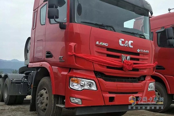 活動(dòng)現(xiàn)場(chǎng)的聯(lián)合LNG卡車(chē)