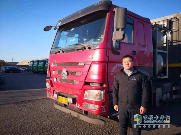 唐山汽車五隊(duì)與重汽豪沃合影