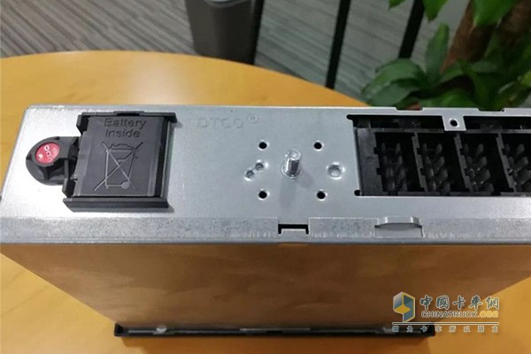 TCO背后的照片，看到明顯的內(nèi)置有電池的標(biāo)志