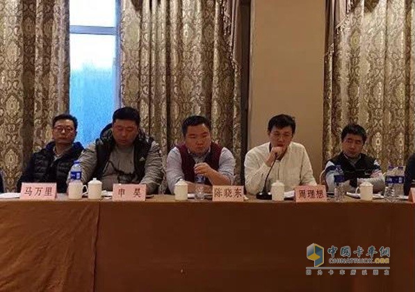 聯(lián)合卡車營銷公司總經(jīng)理助理、北方市場總經(jīng)理周理想(右二)發(fā)言