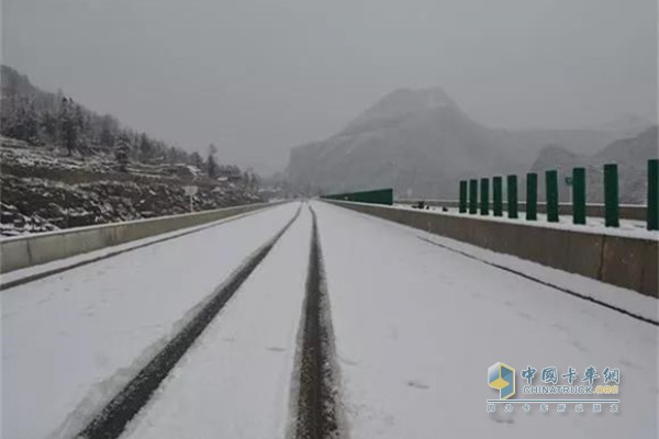 積雪路面切忌猛踩剎車