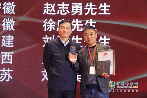 趙志勇師傅與安徽江淮汽車(chē)集團(tuán)股份有限公司董事長(zhǎng)安進(jìn)合影