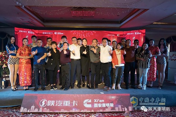 領(lǐng)導(dǎo)、客戶合影