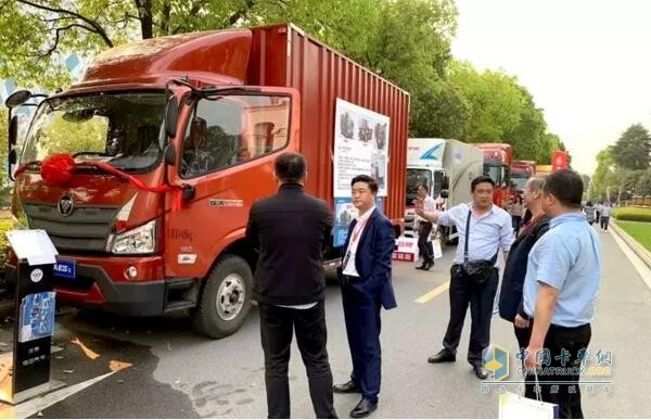 駐足在時代展車前，了解車輛信息的與會代表