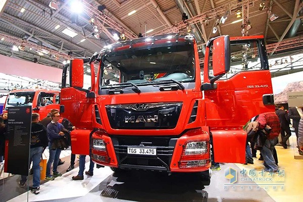 曼恩全系商用車(chē)清一色采用大紅色車(chē)身