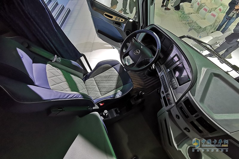 福田戴姆勒 歐曼EST-A 2019款 國(guó)六暢行版 560馬力 6×4 牽引車