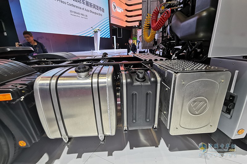 福田戴姆勒 歐曼EST-A 2019款 國(guó)六暢行版 560馬力 6×4 牽引車