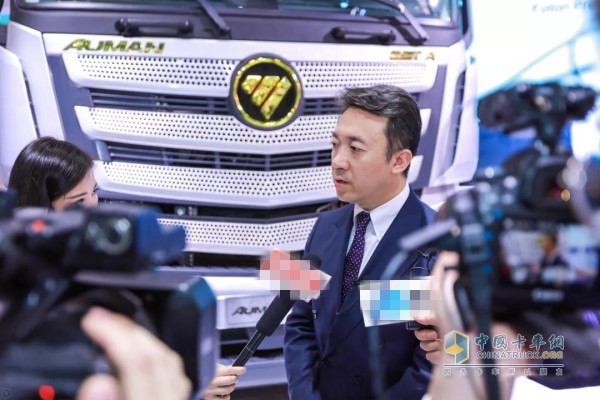 福田汽車集團副總裁、福田戴姆勒汽車品牌總監(jiān)李健接受媒體采訪