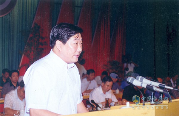 譚旭光擔(dān)任濰坊柴油機(jī)廠廠長(zhǎng)，并提出約法三章