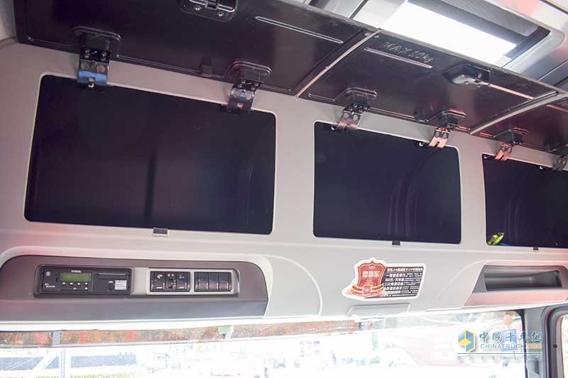 青島解放JH6 6X4智尊版高頂平地板 550馬力牽引車