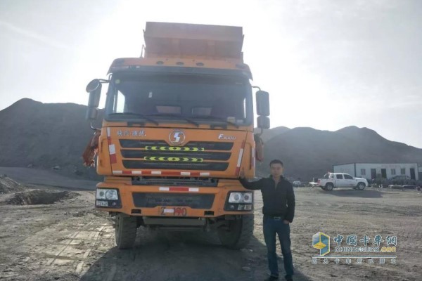 鄭奇與他的陜汽康明斯自卸車(chē)