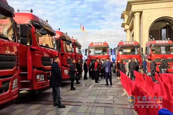 100輛搭載濰柴WP13天然氣發(fā)動機(jī)的牽引車交付成都客戶