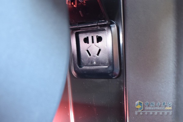 副駕座椅后和mini廚房側面各有一個220V電源插口