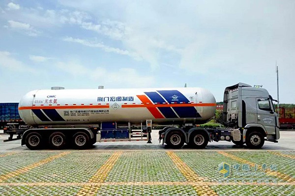 創(chuàng)虎440馬力的6X4危化品牽引車