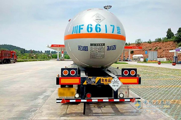 創(chuàng)虎440馬力的6X4危化品牽引車