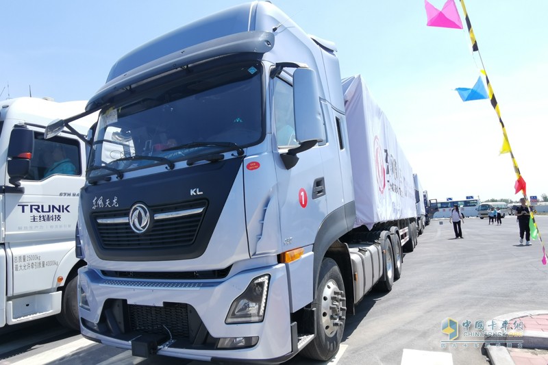 東風(fēng)、重汽、福田同臺(tái)亮相 國內(nèi)首次商用車列隊(duì)跟馳驗(yàn)證完成