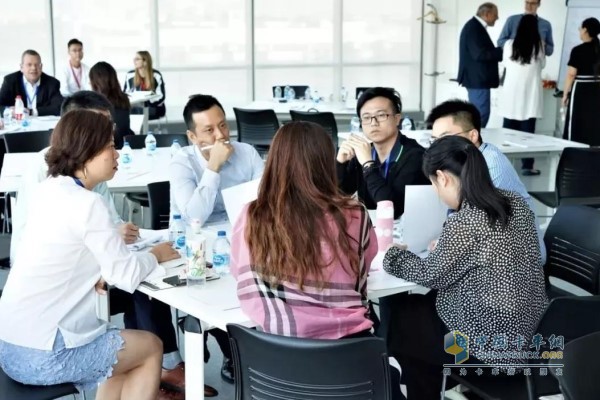 參與人員們互相交流經(jīng)驗、進行頭腦風暴