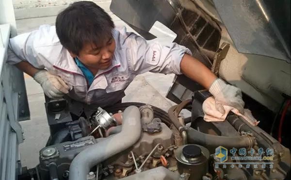  防止?fàn)C傷 慎開水箱散熱器蓋