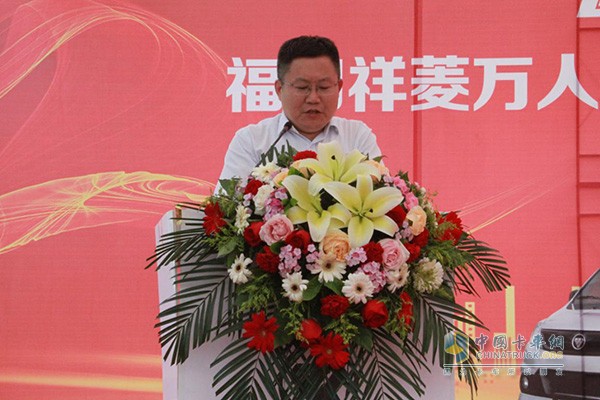 福田汽車時(shí)代事業(yè)部英雄公司傳播副總經(jīng)理李懷?，F(xiàn)場(chǎng)發(fā)布福田祥菱創(chuàng)富政策